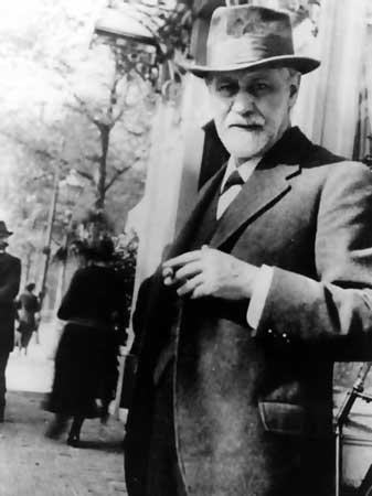 freud mit Zigarre auf Straße.jpg