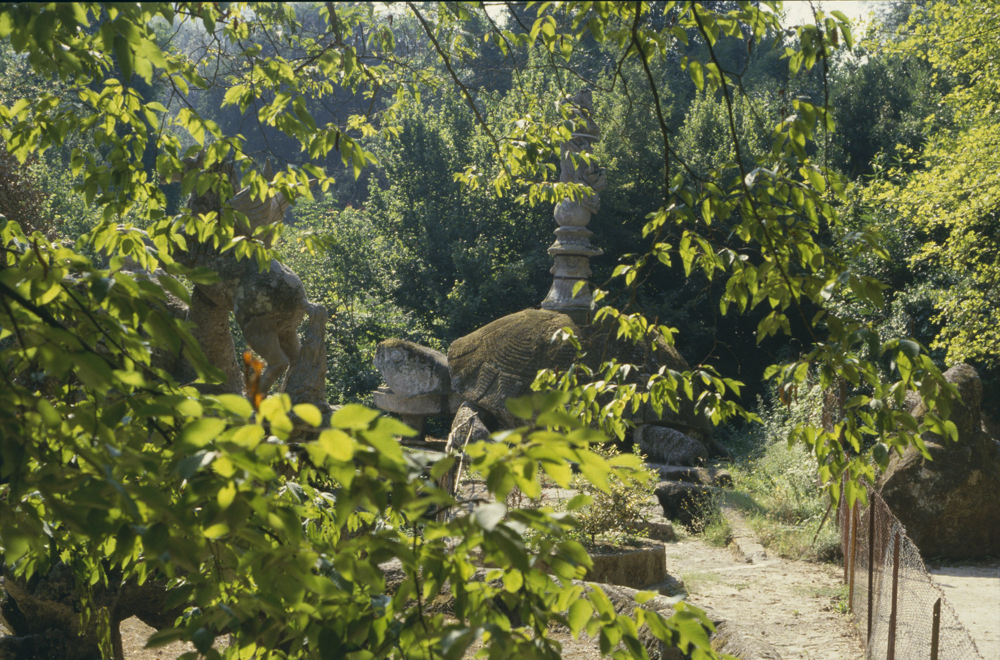 Hinrichs - Bomarzo, Schildkroete mit Fortuna und Pegasos