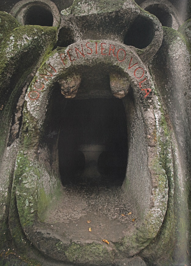 Blick ins Buch: The picnic table inside the Mouth of Hell